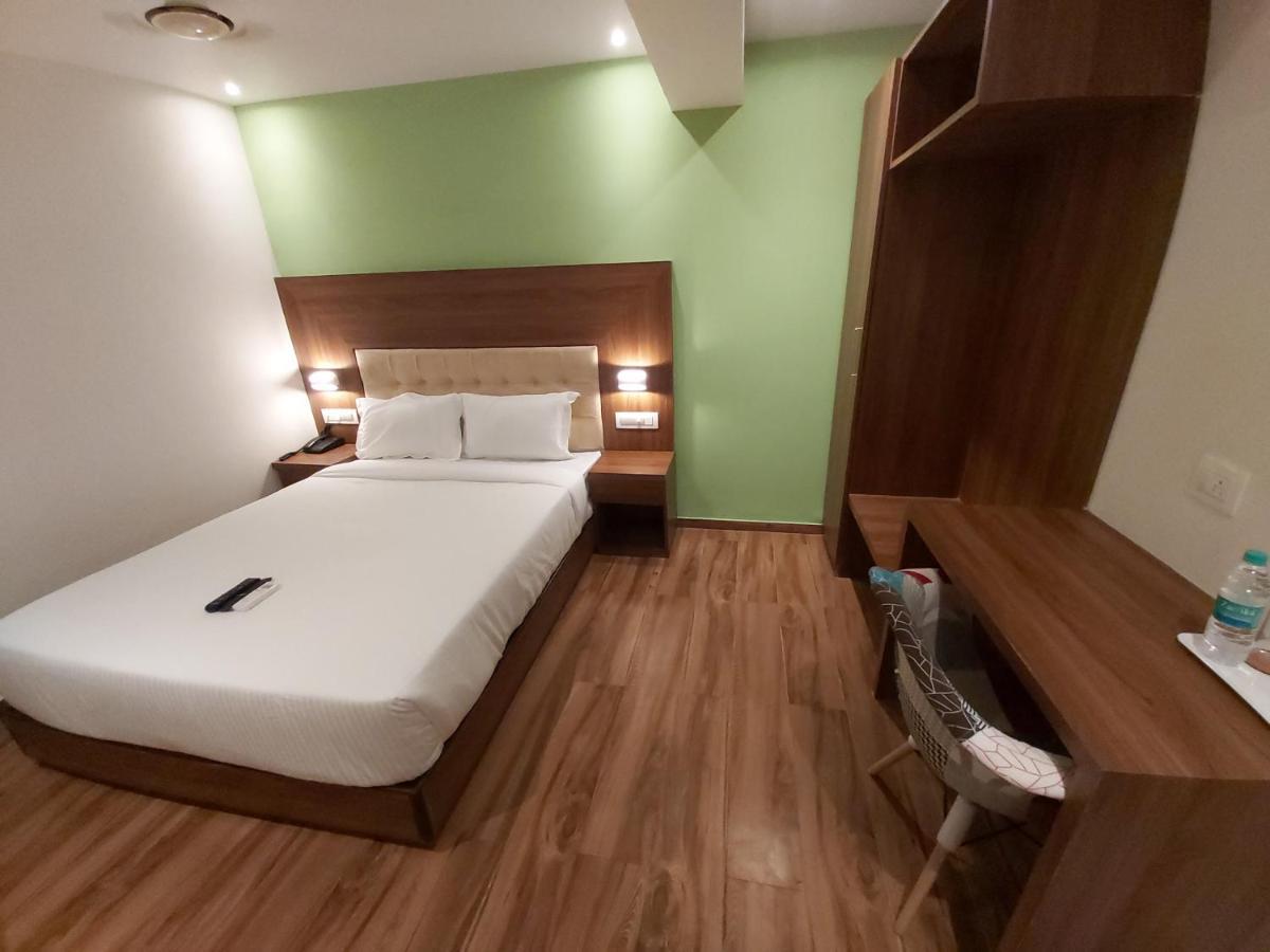 Fluorescent By Bizzgrow Hotels International Airport - Formerly Known As Byaris International 뭄바이 외부 사진